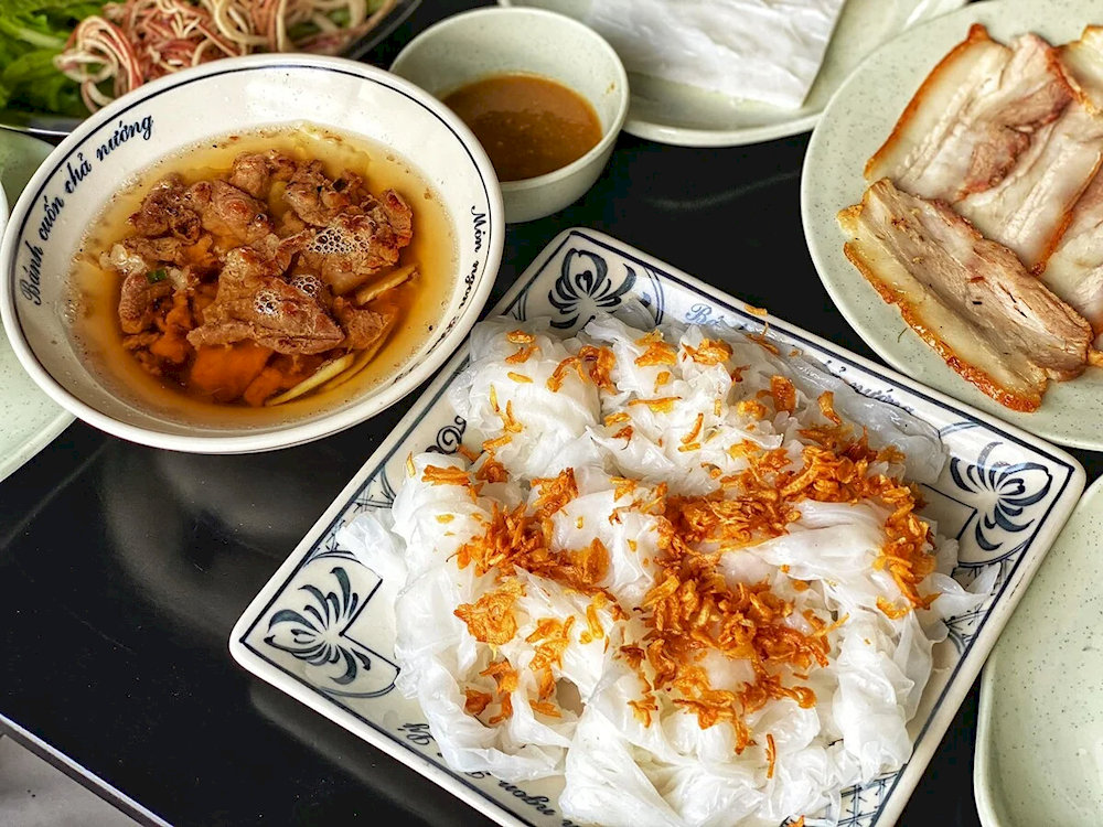 Bánh cuốn Phủ Lý có lớp vỏ bánh tráng tay siêu mỏng, nước chấm chan ngập